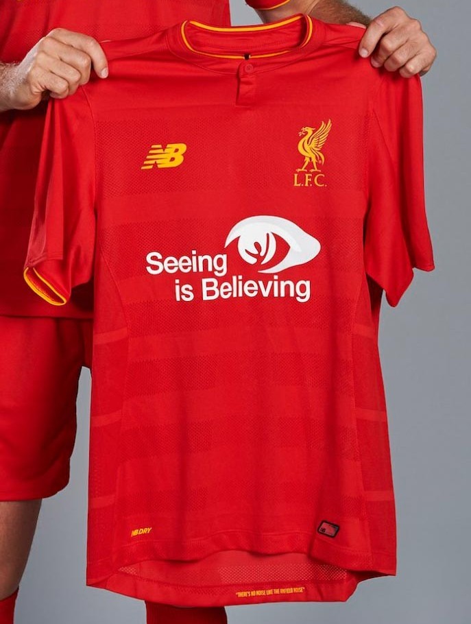 Primera equipación de LiverpoolFC 16-17