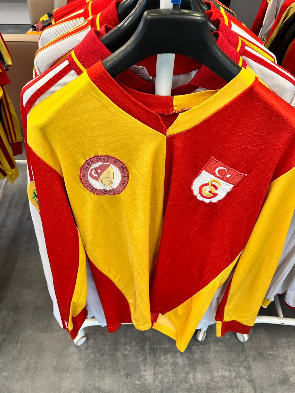 Primera equipación de Galatasaray 82-83