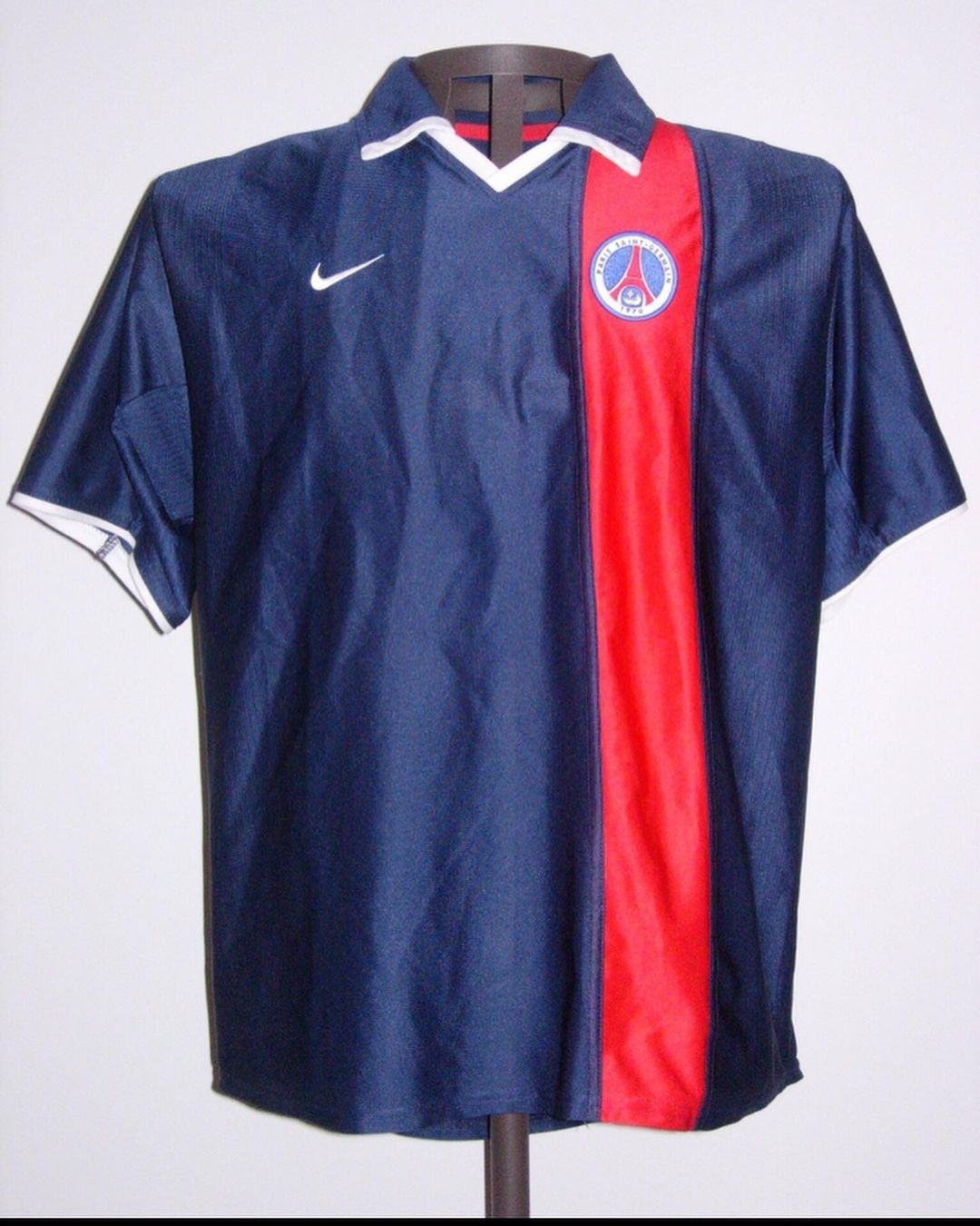 Primera equipación de Paris Saint-Germain 02-03