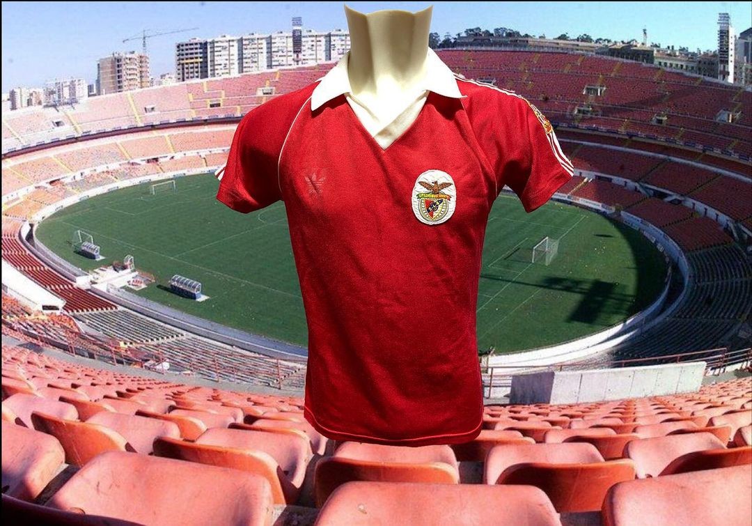 Primera equipación de Benfica 81-82