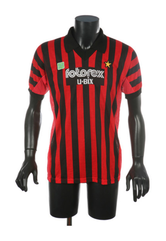 Primera equipación de Milan 85-86