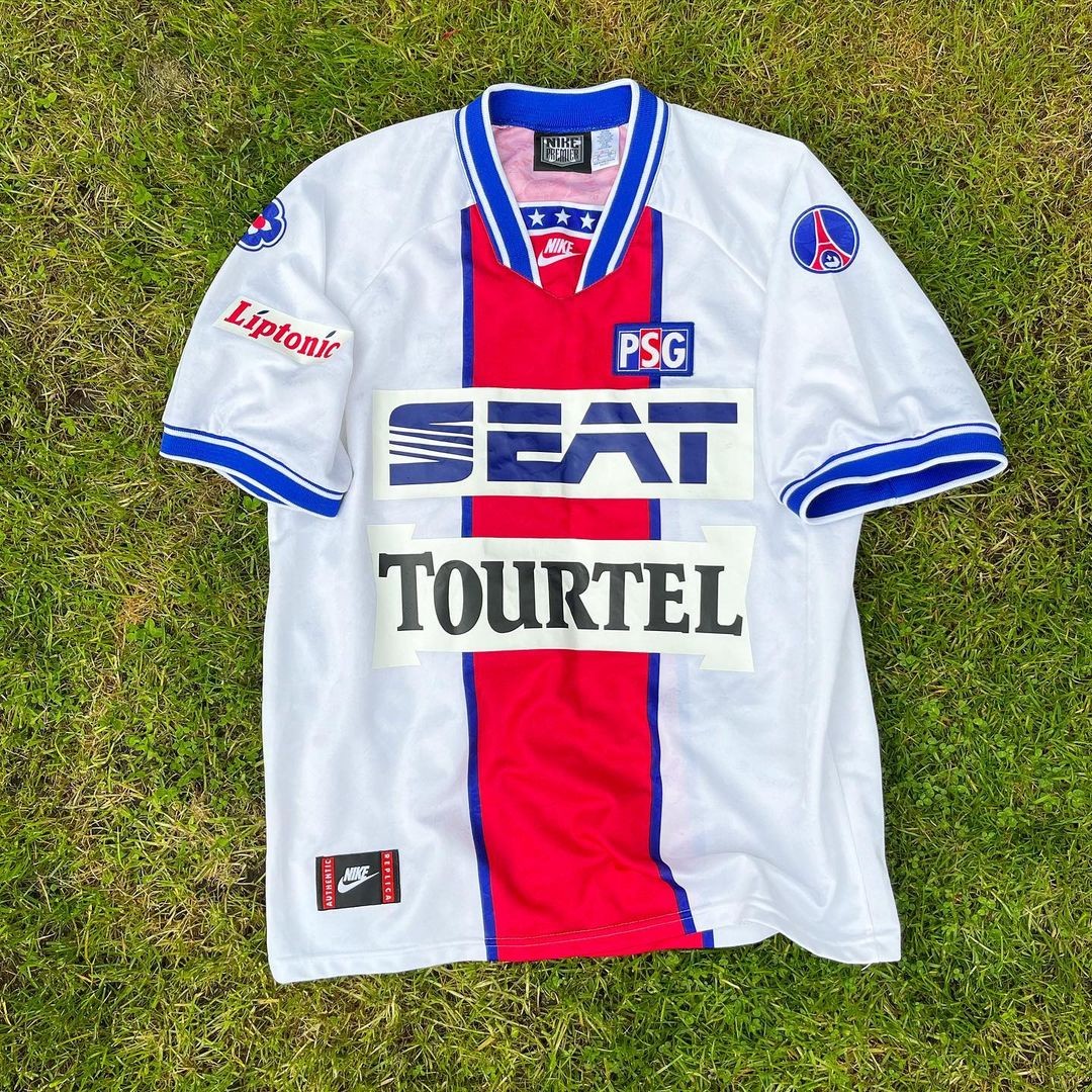 Segunda equipación de Paris Saint-Germain 94-95