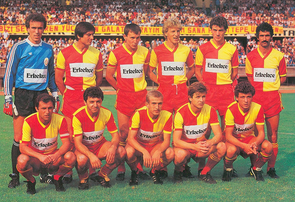 Primera equipación de Galatasaray 84-85