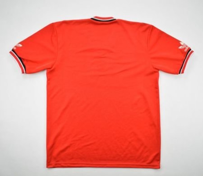 Manchester United 84-85 Local 2