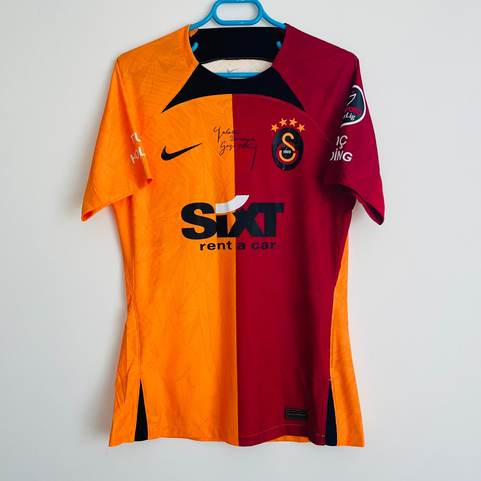 Primera equipación de Galatasaray 22-23