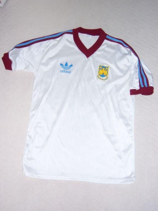 Segunda equipación de West Ham United 82-83