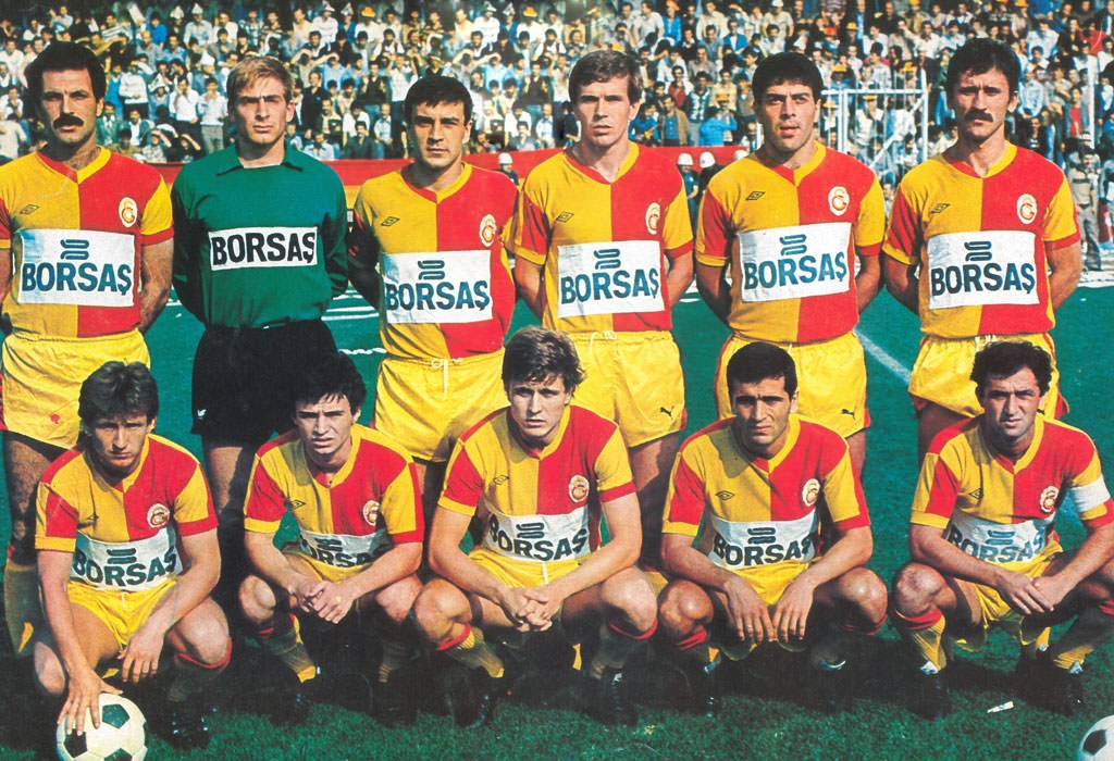Primera equipación de Galatasaray 81-82