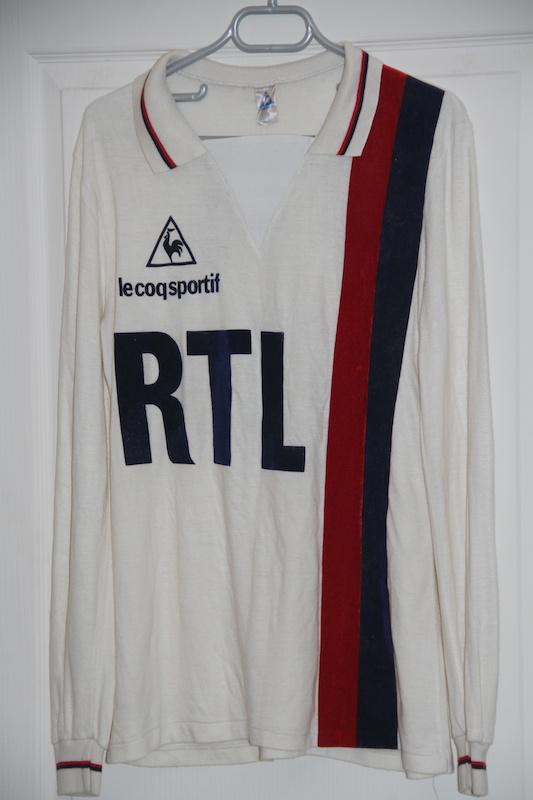 Primera equipación de Paris Saint-Germain 85-86
