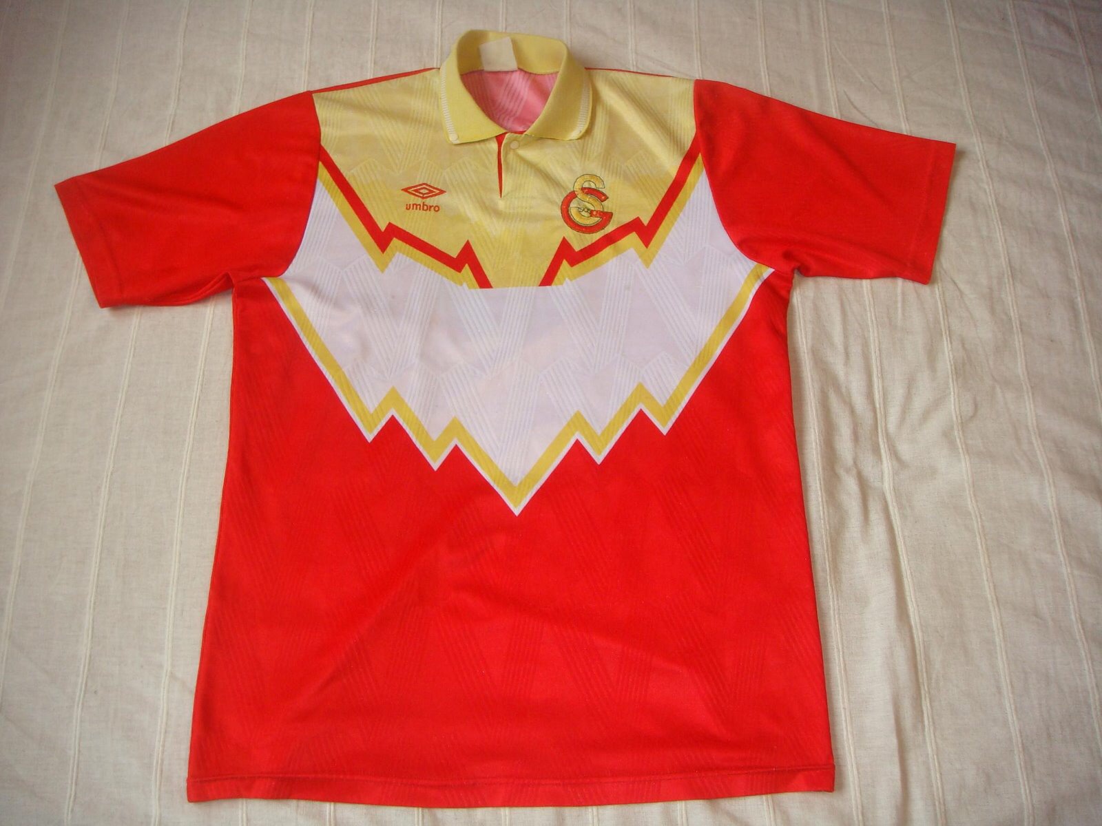 Primera equipación de Galatasaray 91-92